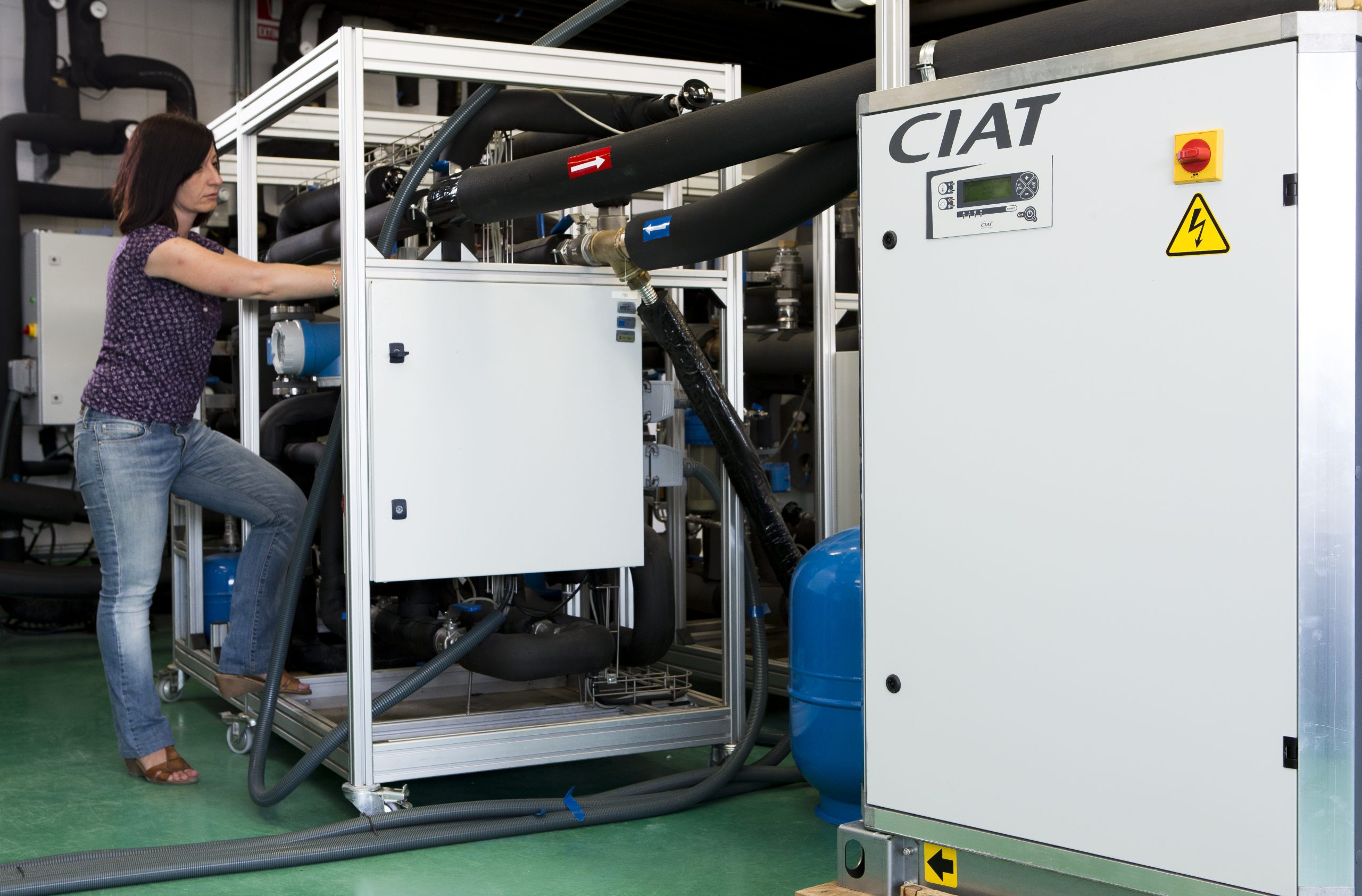 Researcher operating laboratory equipment for energy system modelling and decarbonisation analysis, supporting evaluation of retrofit strategies and multi-scale energy transition pathways.