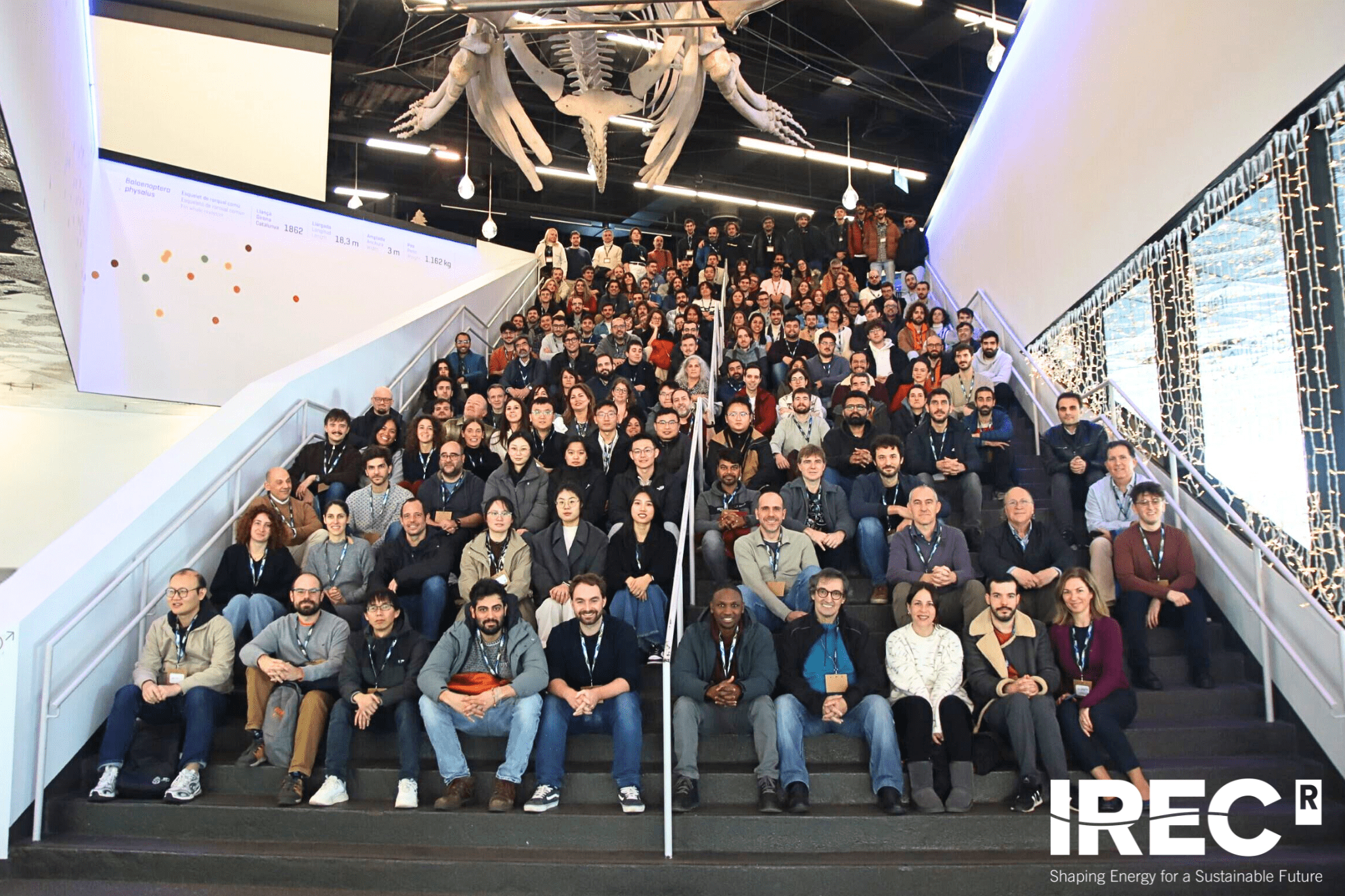 Foto del equipo de IREC en el Institut de Recerca en Energia de Catalunya (Barcelona), mostrando investigadores y profesionales que impulsan la innovación en energÃas renovables, tecnologÃas limpias y soluciones sostenibles alineadas con los retos energéticos globales y la competitividad industrial.