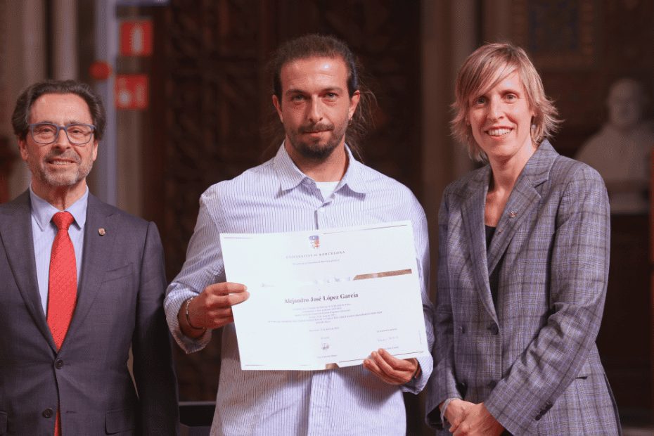 Alex Lópezholding a doctoral award certificate from the University of Barcelona, flanked by two officials in a formal hall.