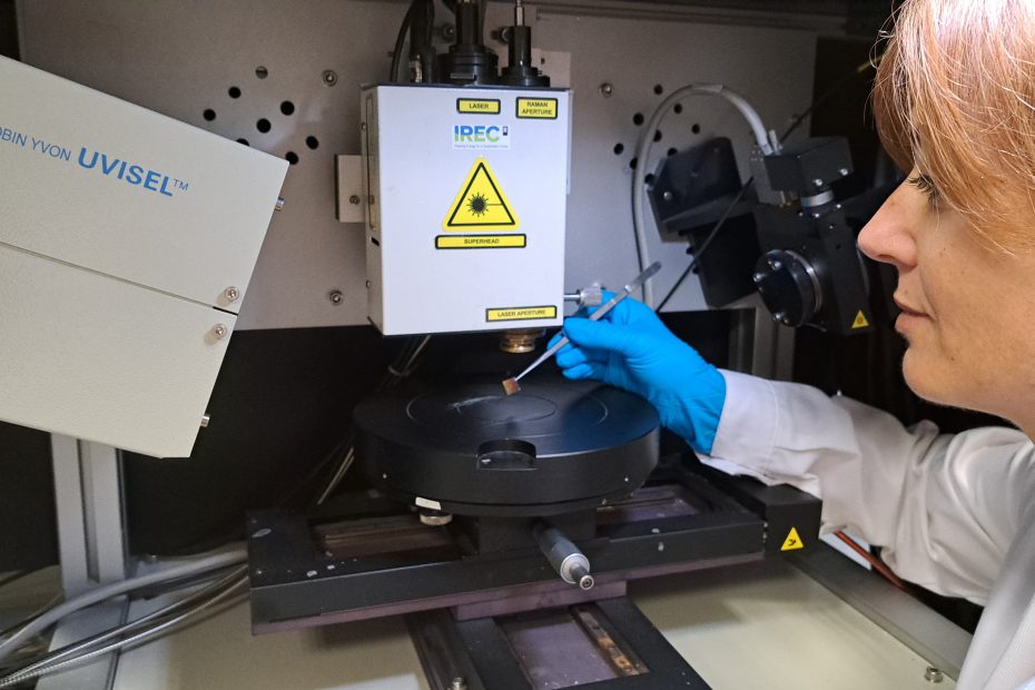 explored a new approach to controlling light emission through the movement of oxygen ions in functional oxide materials. The project aimed to develop energy-efficient, non-volatile optical devices whose response could be continuously tuned using small electrical stimuli, while gaining a better understanding of the processes governing oxygen insertion and extraction in oxide thin films. Praseodymium- and terbium-doped YSZ were investigated as optically active ionic materials, demonstrating that changes in the oxygen environment can modify their photoluminescence. These results showed the potential of combining ionic control and rare-earth emission within a single material platform. Overall, the project established photo-ionic control as a promising route towards analog and non-volatile light emission and modulation. It also identified strategies to improve ionic transport and device performance through material and device optimization. Alicia Ruiz-Caridad, from the Nanoionics and Fuel Cells Dept. at IREC, is a MSCA-PF fellow who led the project and combined IREC's expertise in nanoionics and functional oxides with her background in integrated photonics and rare-earth-doped materials. This interdisciplinary approach enabled the project to progress from material development and fundamental understanding of oxygen-driven optical changes towards their implementation in photonic structures. She will continue to develop this research line at IREC though a Ramon y Cajal fellowship, starting in September. The project resulted in two peer-reviewed journal publications, a patent application and several conference contributions, including two invited talks. Her outreach activities included participation in Matins de Recerca, Festa de la Ciència and Científiques. In 2026, Alicia received the Postdoctoral Research Award at the Photonics North Conference. Overall, PHIDES established oxygen-ion configuration as an effective means of controlling the optical properties of functional oxides. The project demonstrated reversible and analog optical tuning, extended ionic control to rare-earth emission, and provided the foundations for integrating these materials into guided photonic devices. These results open new opportunities for low-power optical technologies in which the material response can be electrically adjusted and retained without continuous energy consumption. PHIDES (project number: 101152905) is a MSCA-PF project which stands for "Photoionic Light Modulators for Electrochromic Devices" started in September 2024 and finalised this August. Link to cordis: https://cordis.europa.eu/project/id/101152905 Funded by the European Union. Views and opinions expressed are however those of the author(s) only and do not necessarily reflect those of the European Union or the European Research Executive Agency (REA). Neither the European Union nor the granting authority can be held responsible for them